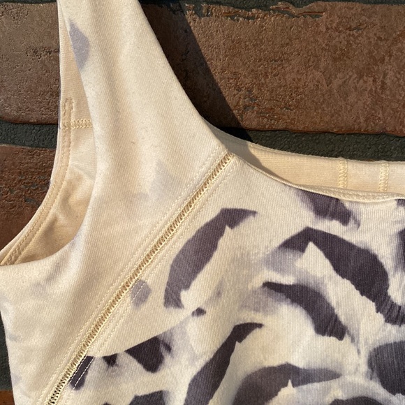 Lululemon Tank size 6 - Picture 3 of 4